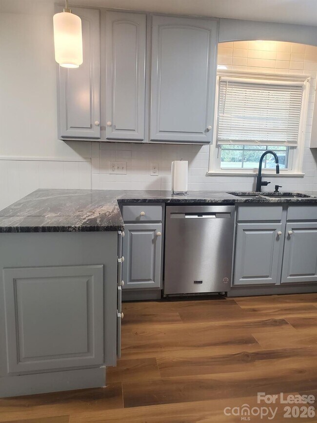 Foto del edificio - 15640 Ewart Rd