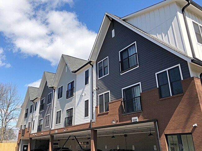 Building Photo - Large, Vibrant and Modern