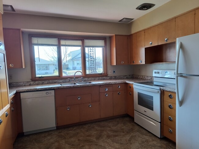 Building Photo - 2105 Denton St