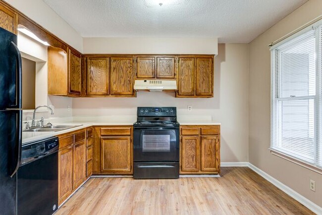 Building Photo - SW, Large Townhome, Wood/Vinyl Flooring, F...