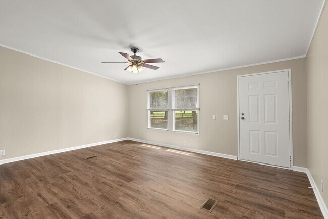 Foto del edificio - beautifully refreshed 3-bedroom, 2-bath home offering peaceful country living with modern updates!