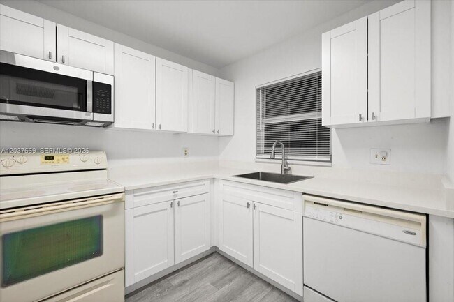Foto del edificio - 9441 Evergreen Pl