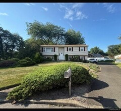 Building Photo - 10 Parklyn Ct