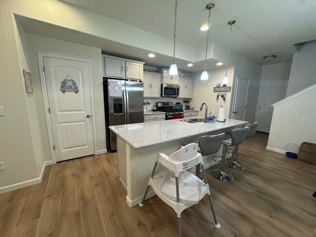 Foto del edificio - Stylish 3-Bedroom Townhome with Mountain Views & 2-Car Garage