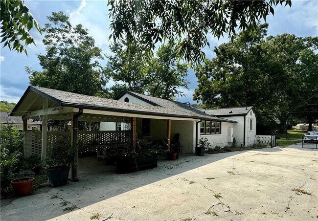 Building Photo - 214 Etowah Dr