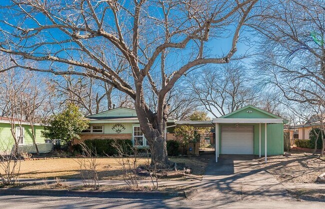 Building Photo - 2442 Oates Dr