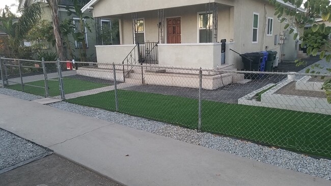 Building Photo - 1120 W 6th St