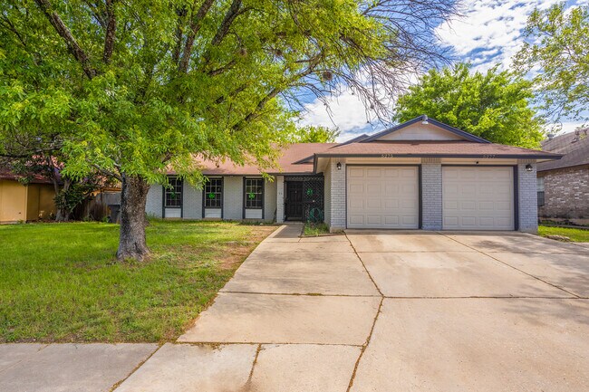 Building Photo - 5275 Meadow Rise St