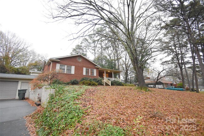 Foto del edificio - 640 Miramar St NE