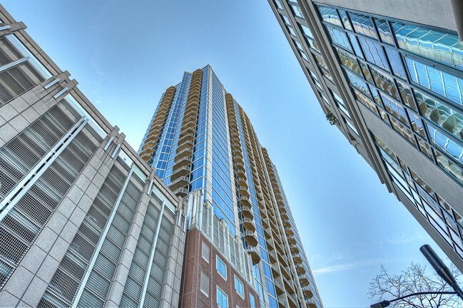 Foto del edificio - Uptown Highrise with Pool!