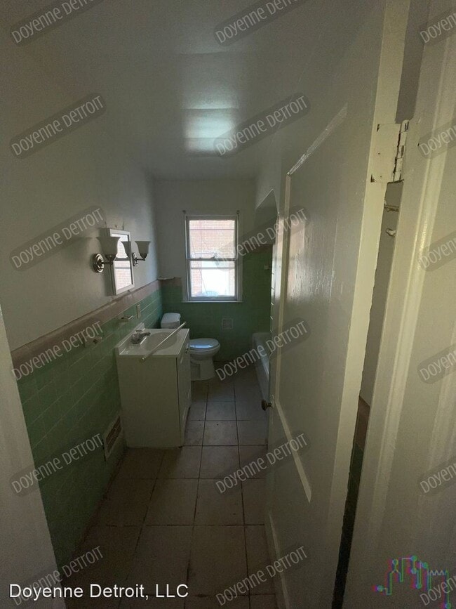 Building Photo - 3 br, 1 bath House - 16217 Robson