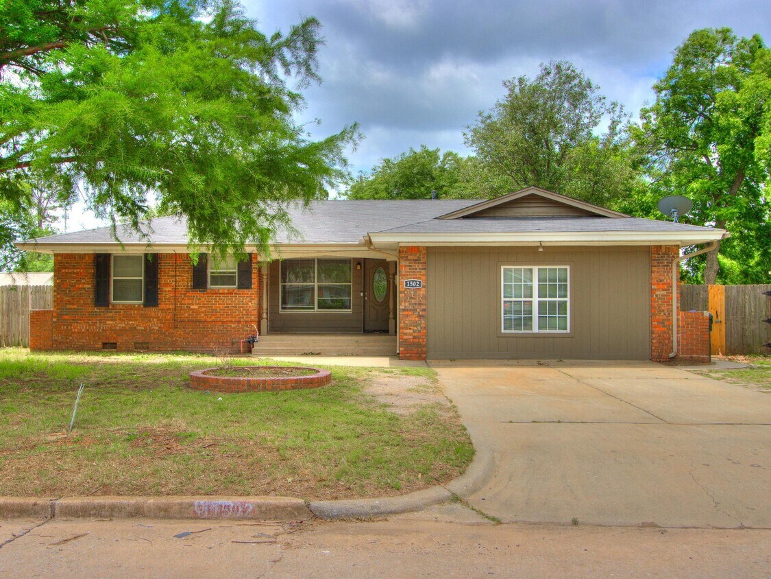 1502 Oakwood Dr, Norman, OK 73069 House Rental in Norman, OK