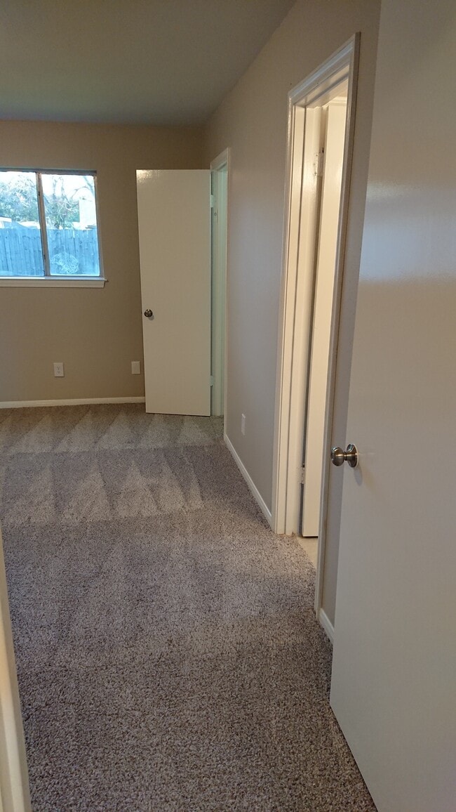 Master bedroom - 13726 Woodchester Dr