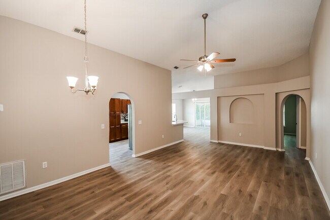 Foto del edificio - 7463 Lawn Tennis Ln