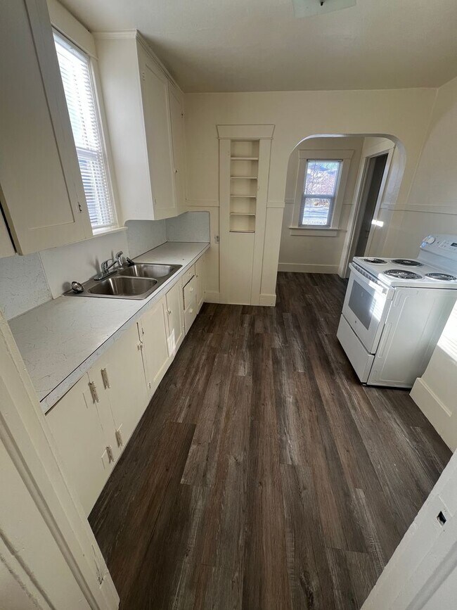 Foto del edificio - Corner location near ISU-Single Family Home with room to spread out!