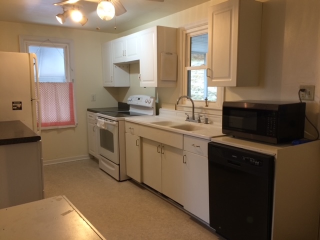 Kitchen - 922 Cayton St