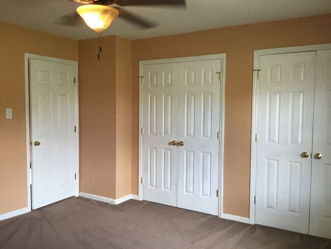 Foto del edificio - 486 Willowspring Ln