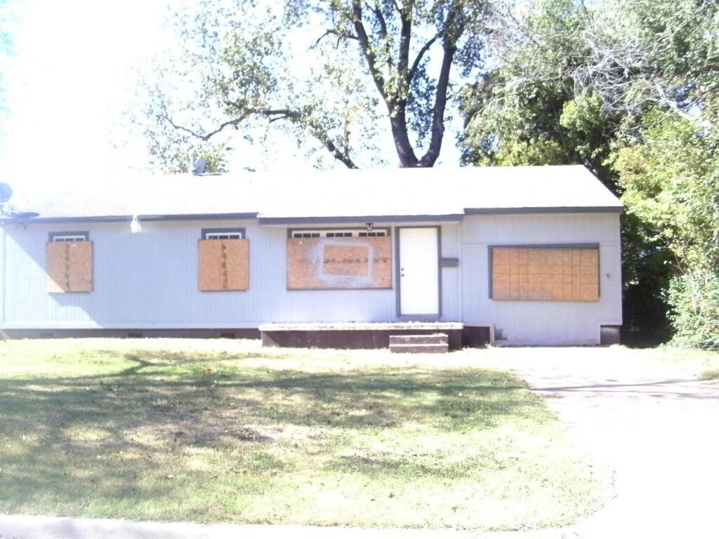 Foto principal - 2468 N Vandalia Ave