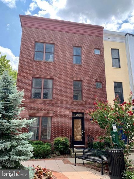Primary Photo - 5711 Lustine St