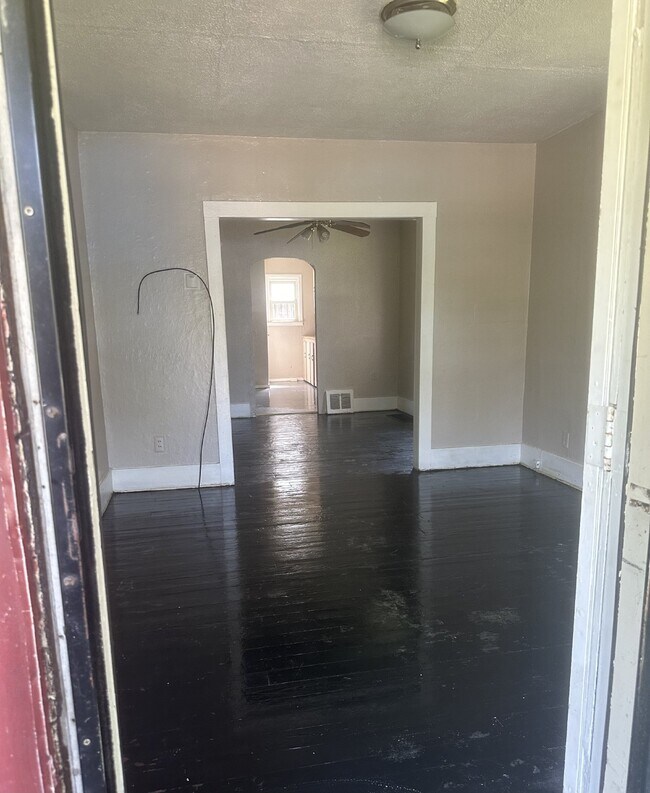 Building Photo - Charming 3-Bedroom Home with Spacious Base...