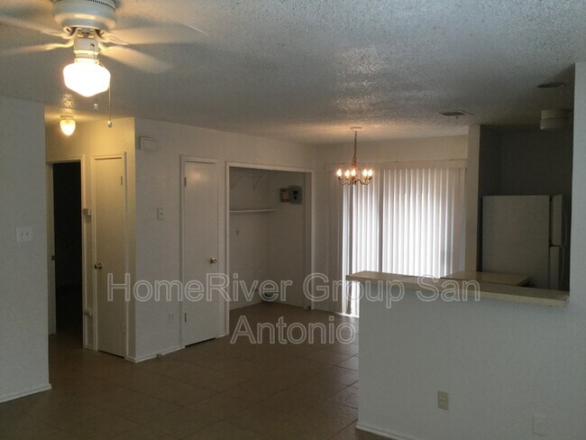 Foto del edificio - 8842 Meadow Trace St