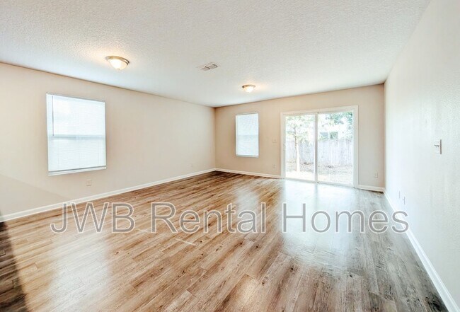 Foto del edificio - 8741 Dandy Ave