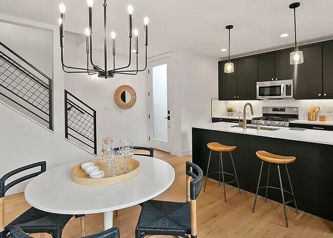 Foto del edificio - Modern 2-Bedroom Home in Maple Leaf!