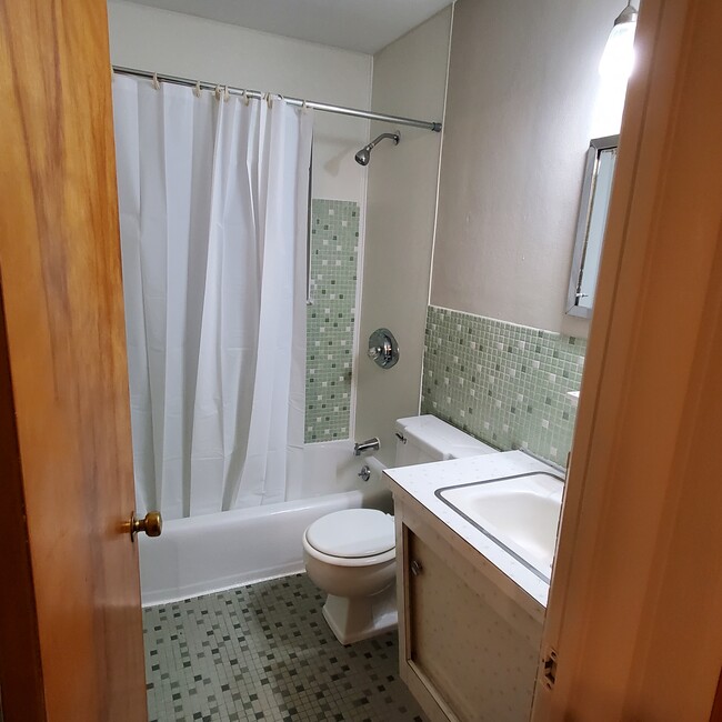 Building Photo - 5 South 60th St Apt A