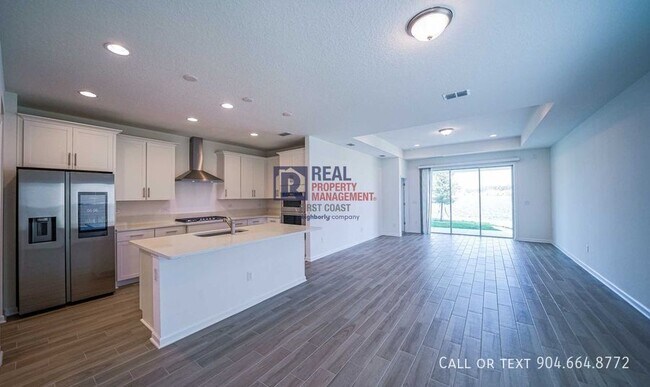 Foto del edificio - Like New Beacon Lake Home with Lots of Upg...