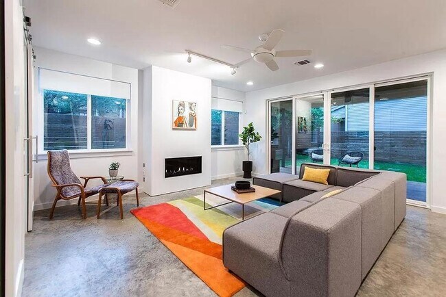 Foto del edificio - 4111 Spicewood Springs Rd