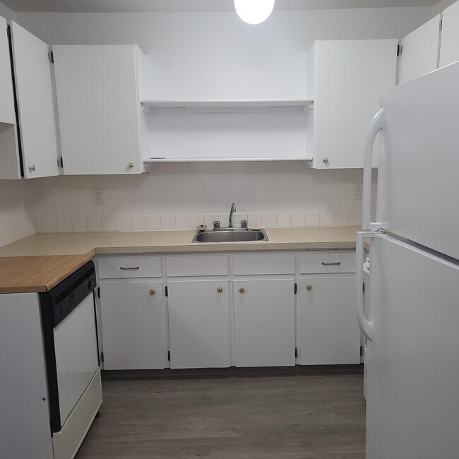 Building Photo - Townhouse in Dickensfield - 3 Bed 1.5 Bath