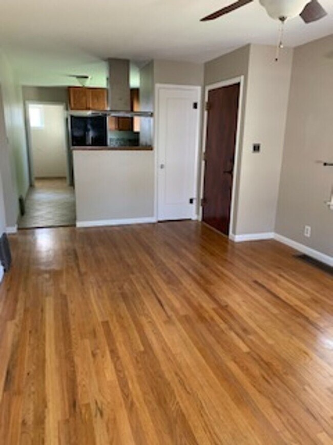 Building Photo - Cozy 4 bedroom house 1 3/4 bath with overs...