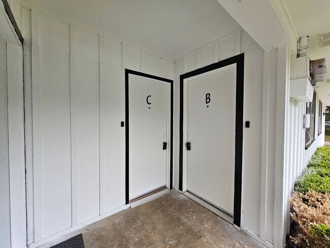 Building Photo - Big open floor plan. Recently renovated