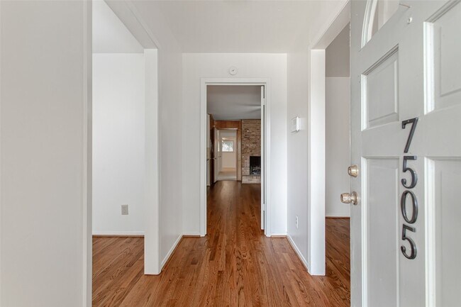 Foto del edificio - 7505 Brentcove Cir