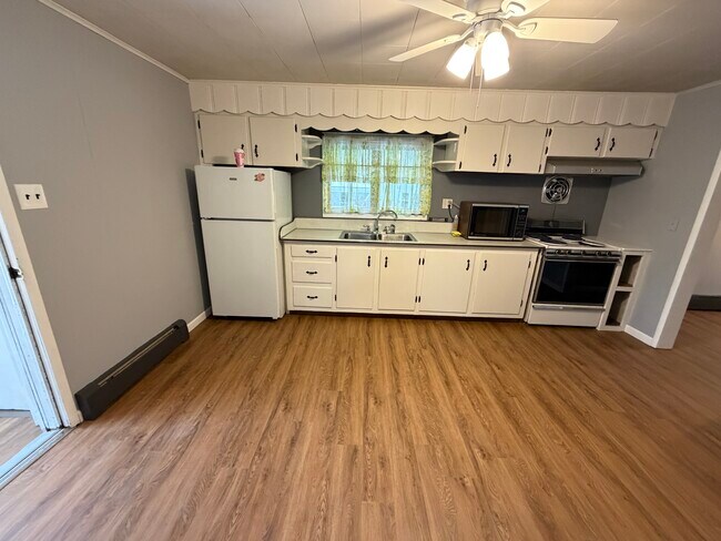 Building Photo - 454 Bodnick St