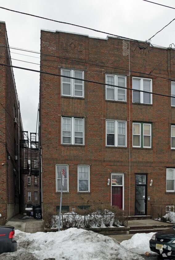 Primary Photo - 125 Roosevelt Ave