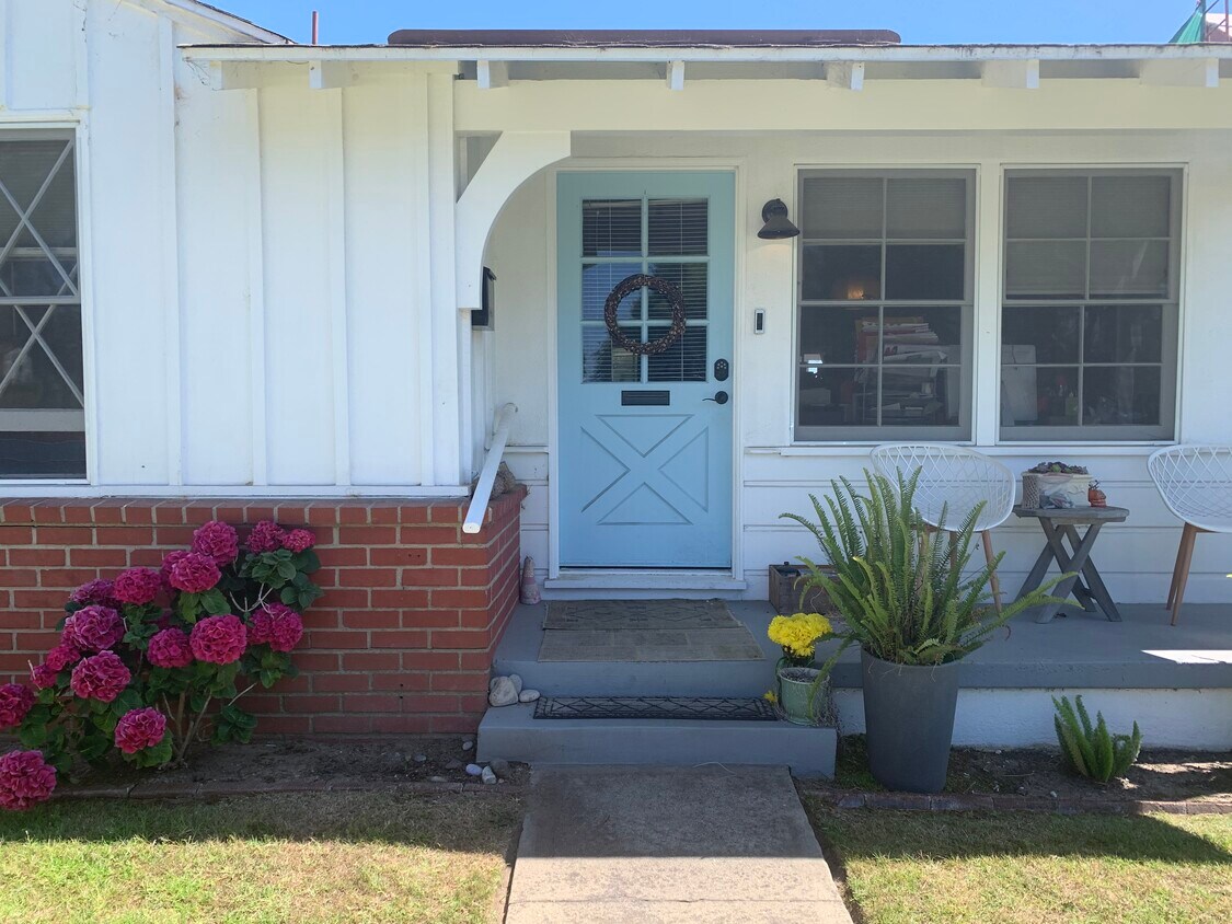 Front Porching - 700 Avenue B
