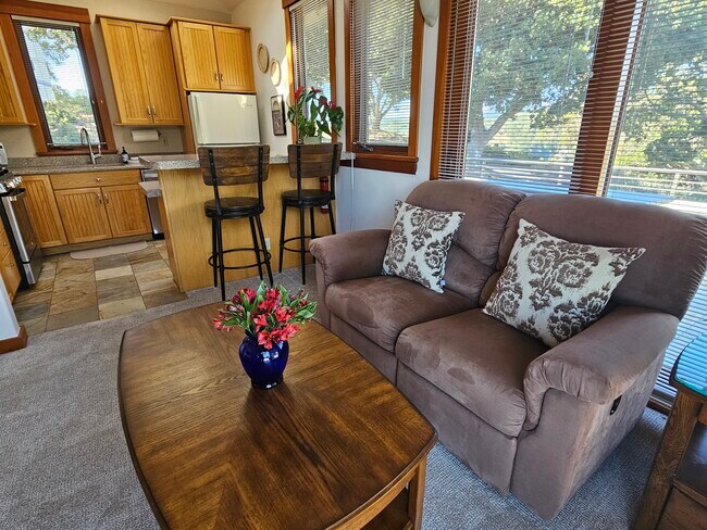 Foto del edificio - 1202 Meadowcrest Dr