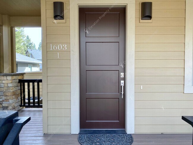 Foto del edificio - Designer-Finished Townhome Near COCC & NWX