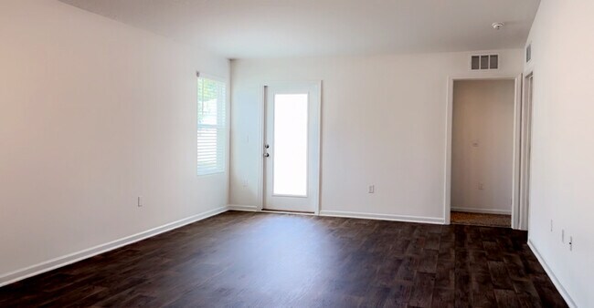 Building Photo - 136 Ashbrook St