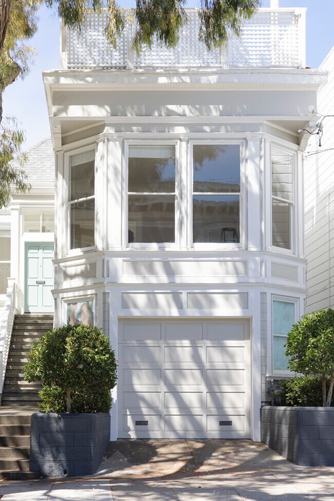 Exterior showing front door - 814 Lake St