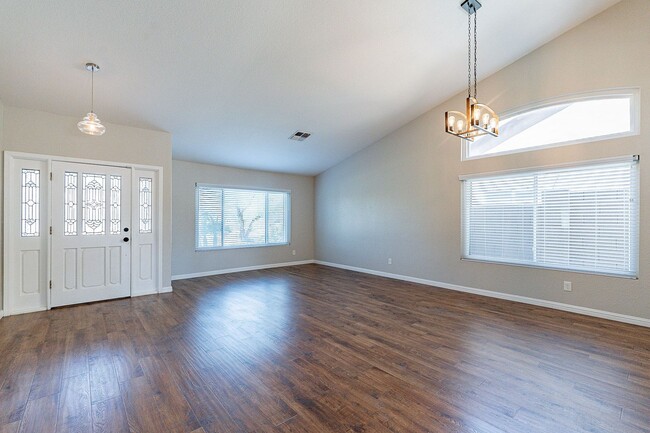 Foto del edificio - Charming 4-Bedroom Home with Luxurious Poo...