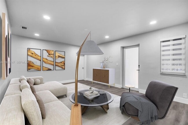 Building Photo - 648 South Dr