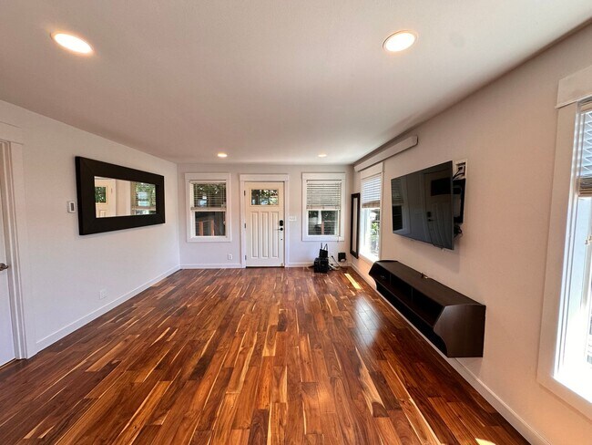Foto del edificio - Charming West Seattle Home with Views of P...