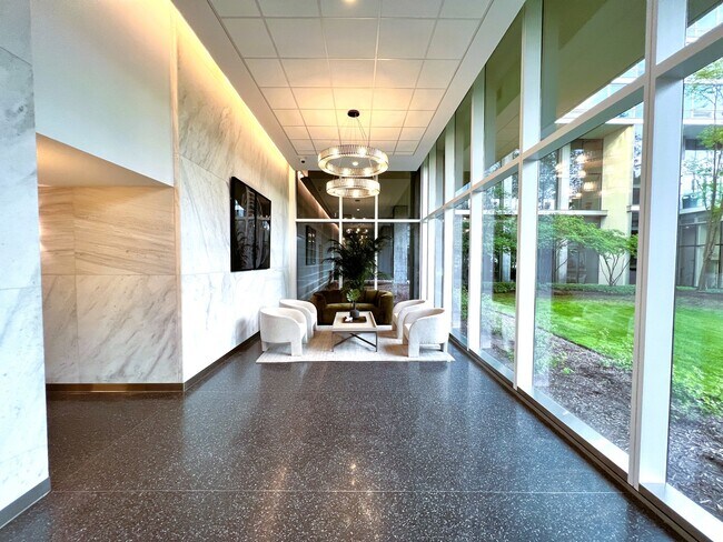 Foto del edificio - 9655 Woods Dr