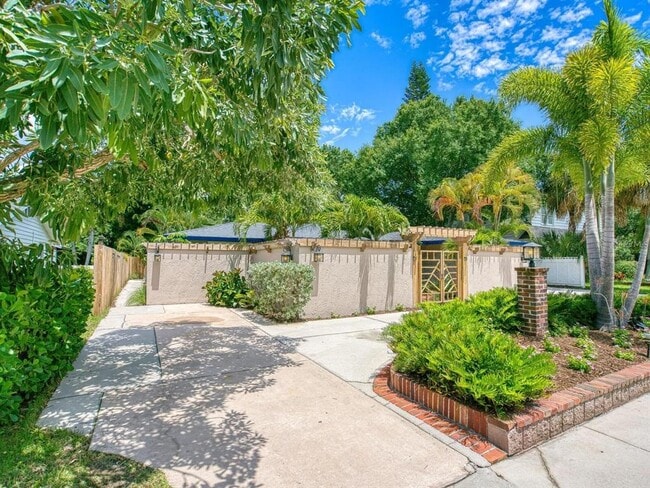 Building Photo - 1127 S Osprey Ave