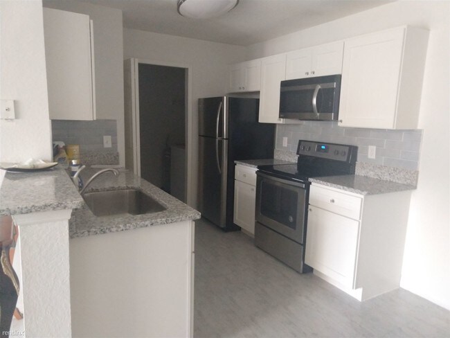 Foto del edificio - 8813 Latrec Ave
