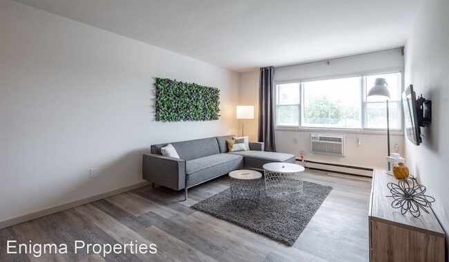 Building Photo - 2 br, 1 bath  - 2867 S. Kinnickinnic Ave.