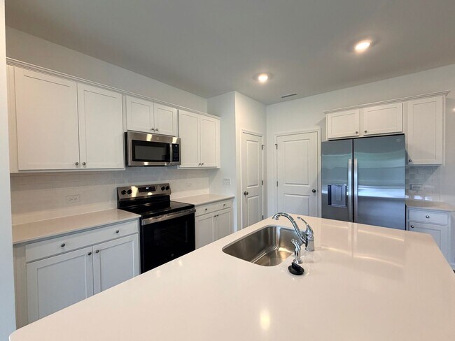 Foto del edificio - ~~ Luxurious End Unit 3-bedroom Townhome ~~
