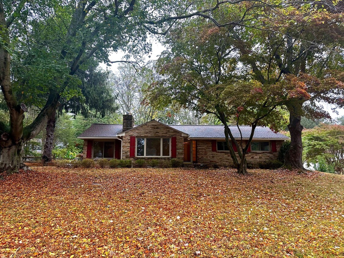 Foto principal - 1 High Acres Dr